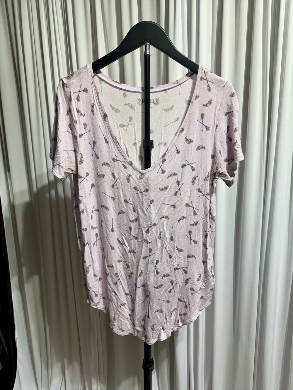 Mudd Pale Pink V-Neck Short Sleeve Tee with Feather & Arrow Print